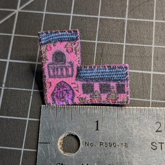Small Pink Building Art Pin - Picture 1 of 4